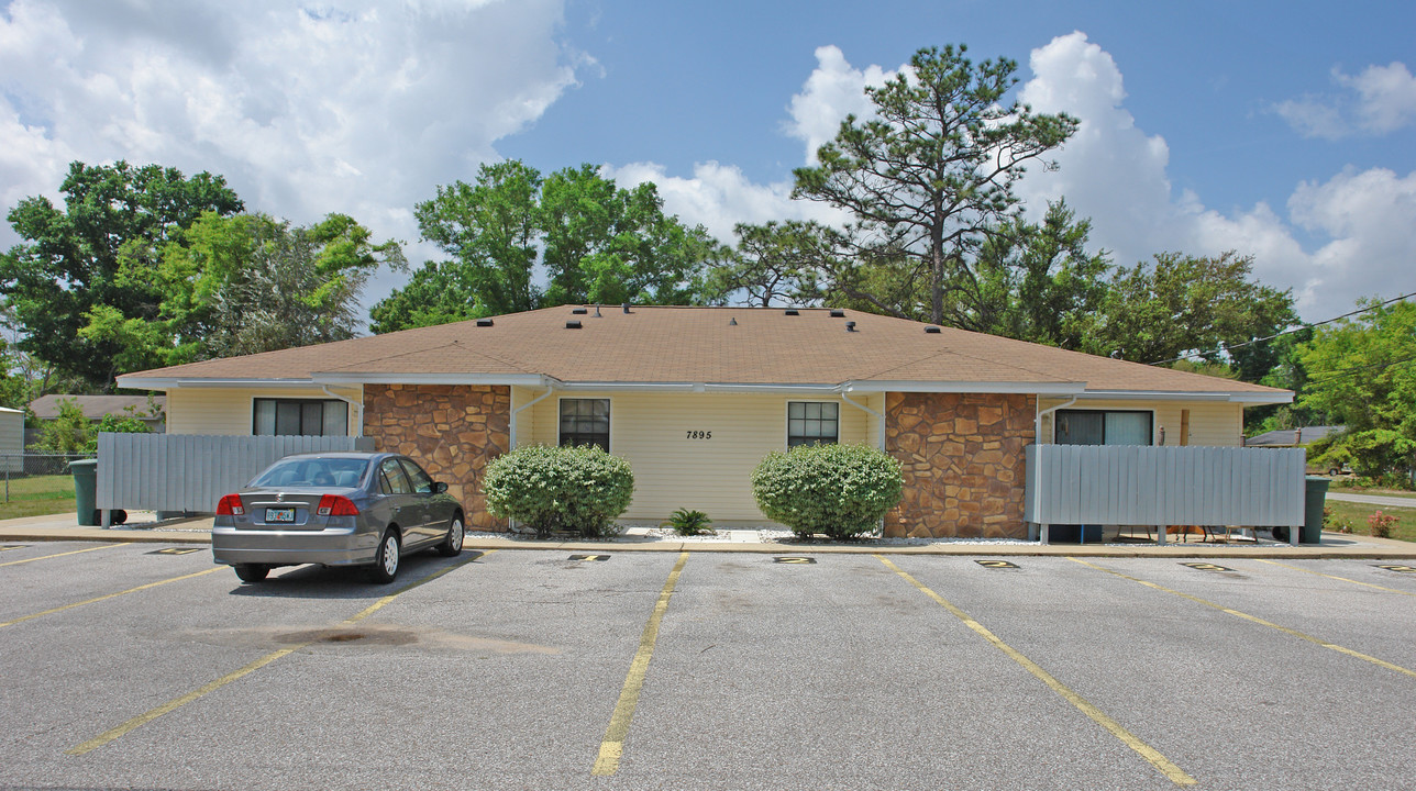 7895 Boyd Ave in Pensacola, FL - Foto de edificio