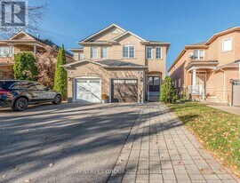 130 Royal Appian Crescent in Vaughan, ON - Building Photo