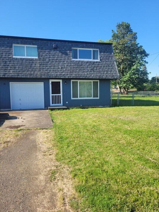 35 E C St-Unit -A in Halsey, OR - Building Photo