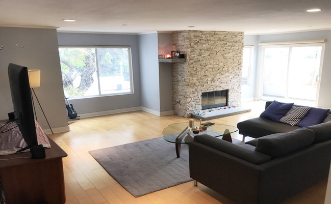 property at 1951 N Beachwood Dr