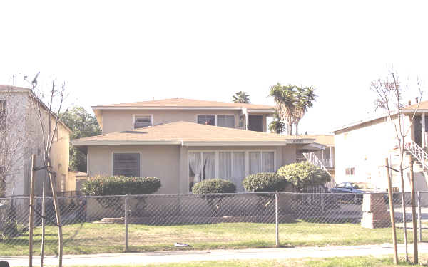 8991 Bryson Ave in South Gate, CA - Building Photo