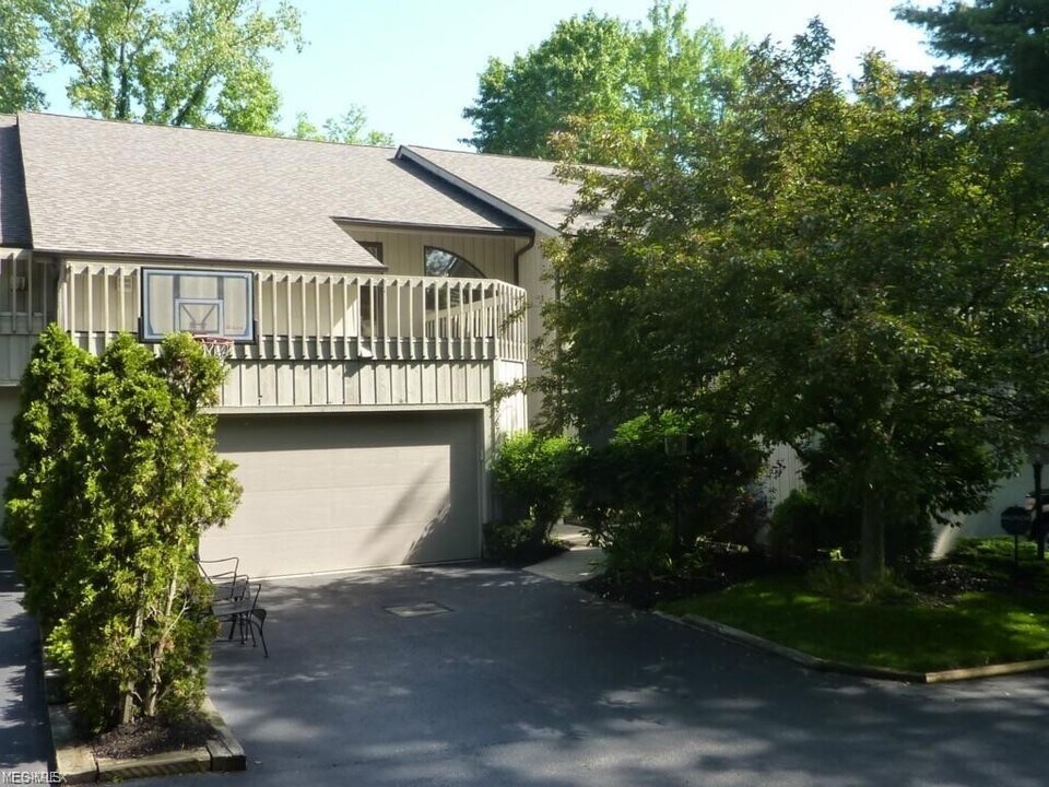 5767 SOM Center Road in Solon, OH - Building Photo