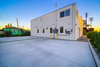 8414 S McKinley Pl in Los Angeles, CA - Building Photo - Building Photo