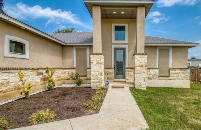 478 Las Palomas Dr in Lytle, TX - Building Photo - Building Photo