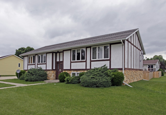 1449 Lakeview Dr in Fort Atkinson, WI - Foto de edificio - Building Photo