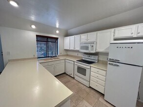 8429 Dunphy Ct in Las Vegas, NV - Building Photo - Building Photo