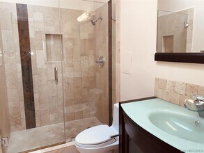 8310 Regents Rd in San Diego, CA - Building Photo - Building Photo