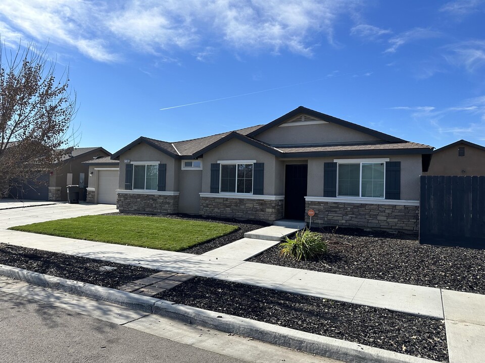 2103 N Highland St in Visalia, CA - Building Photo