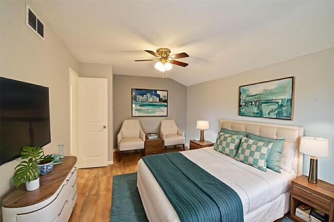 property at 10855 Meadowglen Ln