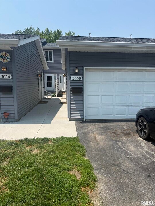 3060 Parkwild Dr in Bettendorf, IA - Building Photo