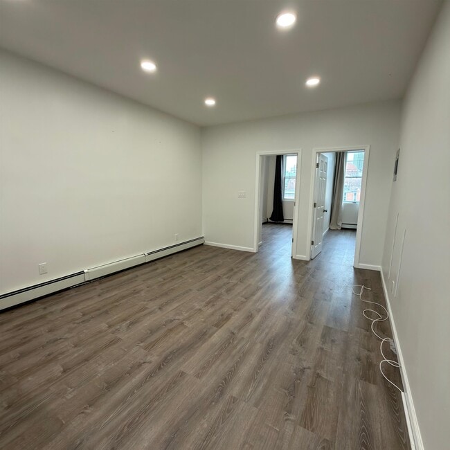 737 Montgomery St in Jersey City, NJ - Building Photo - Building Photo