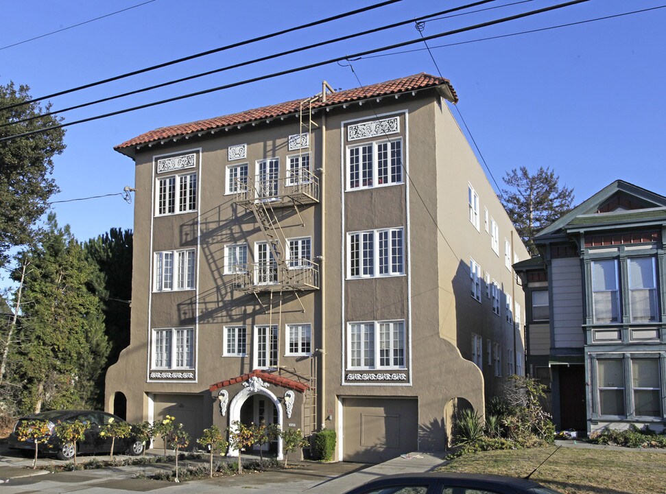 2045 Clinton Ave in Alameda, CA - Building Photo