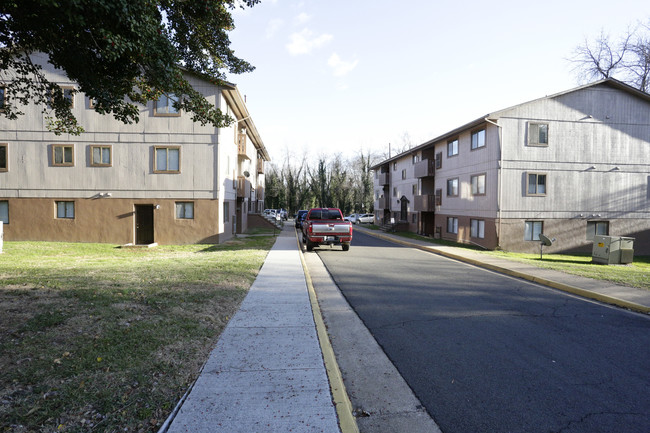 Victoria Gardens in Warrenton, VA - Building Photo - Building Photo