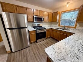 2042 Cliff Alex Ct S, Unit 3 in Waukesha, WI - Building Photo