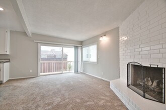 120 El Porto St-Unit -upper in Manhattan Beach, CA - Building Photo - Building Photo