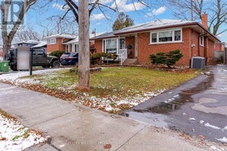 44 Shrewsbury Square in Toronto, ON - Building Photo - Building Photo