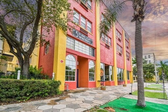 5th Ave Loft Apartments in St. Petersburg, FL - Foto de edificio - Primary Photo