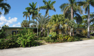 Oakland Gardens Apartments in Oakland Park, FL - Building Photo - Building Photo