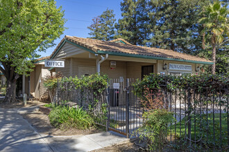 Palm Gates Apartments in Fresno, CA - Building Photo - Building Photo