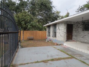 7209 Brownwood St in Houston, TX - Building Photo - Building Photo