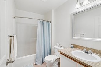 Jenna Village Apartments in Springfield, OR - Building Photo - Building Photo