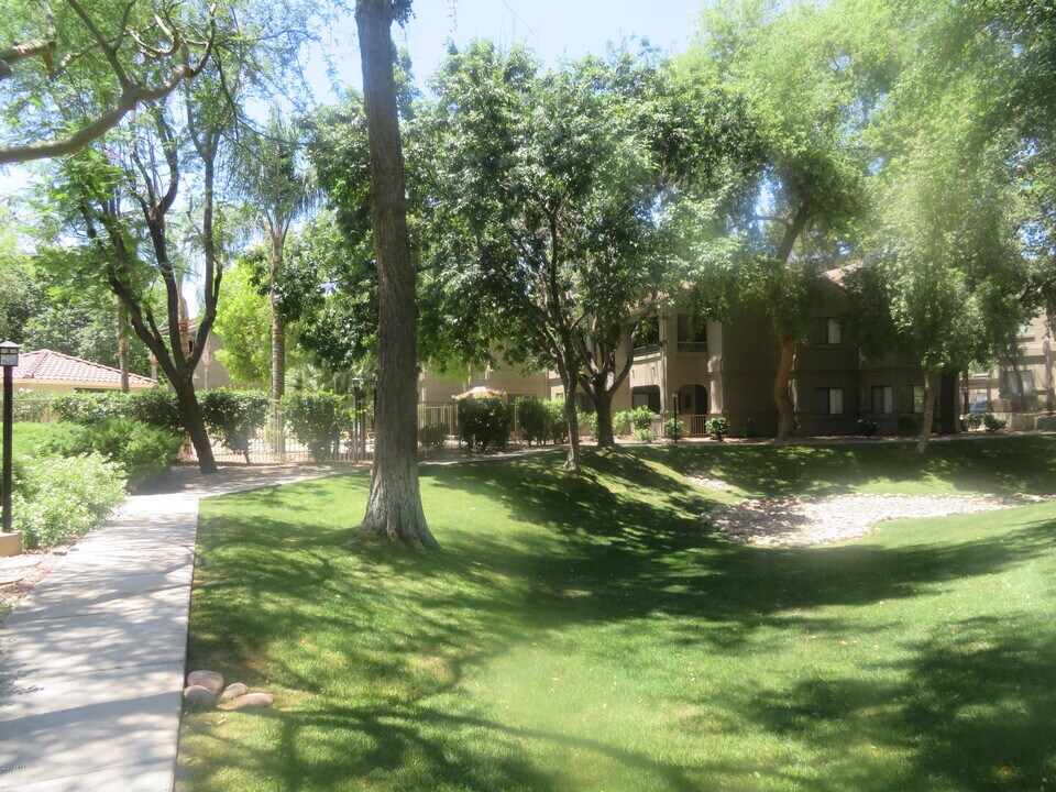 15050 N Thompson Peak Pkwy in Scottsdale, AZ - Building Photo