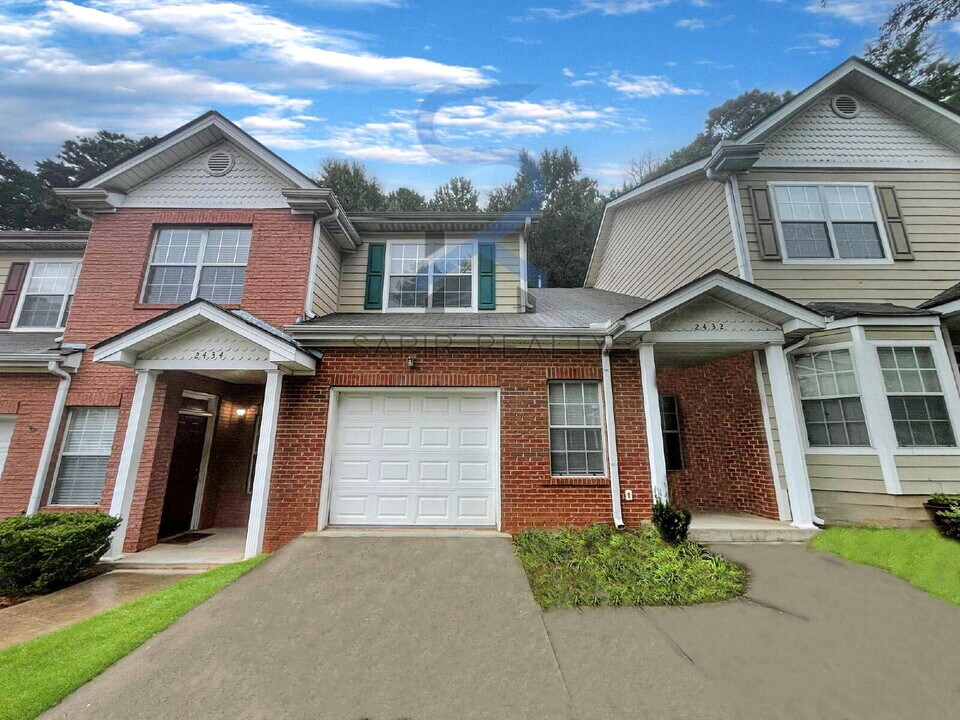 2432 Laurel Cir NW in Atlanta, GA - Building Photo