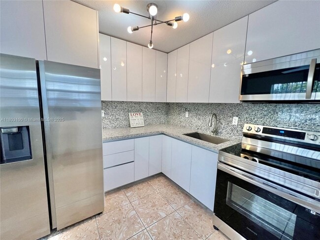 3081 NW 94th St in Miami, FL - Building Photo - Building Photo