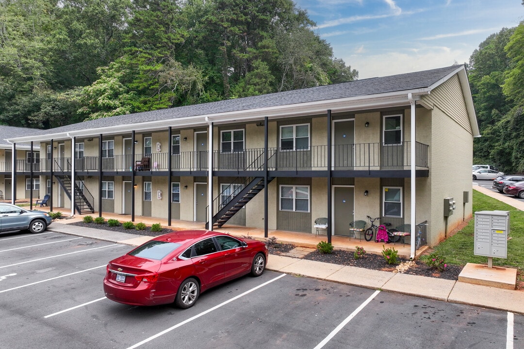 Bethabara Village in Winston-Salem, NC - Foto de edificio