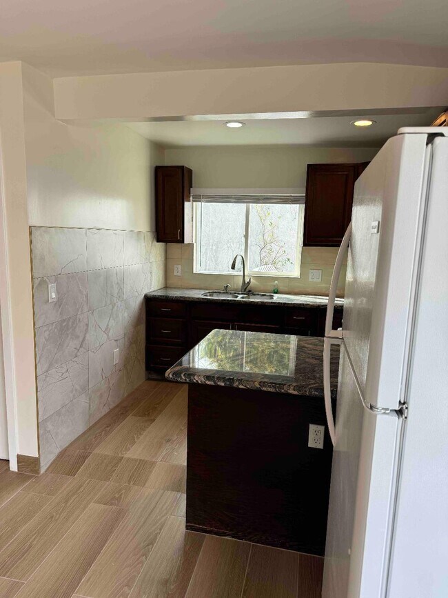 470 S Hamel Rd, Unit A317 in Los Angeles, CA - Building Photo - Building Photo