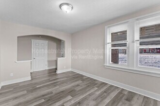 8129 St Charles Ln in St. Louis, MO - Building Photo - Building Photo