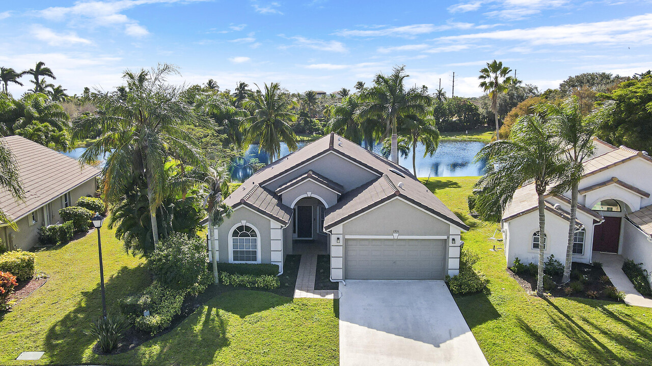 1931 Oak Berry Cir in Wellington, FL - Building Photo