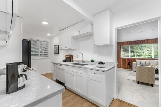 1126 NE 197th Ct in Shoreline, WA - Building Photo - Building Photo