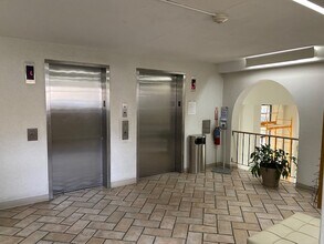 1731 Beacon St, Unit 711 in Brookline, MA - Building Photo - Building Photo