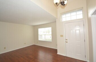 453 Yorktown Ln in Avon, IN - Foto de edificio - Building Photo