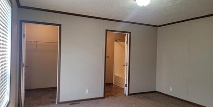 300 Hunt Club Dr in Grand Blanc, MI - Foto de edificio - Building Photo