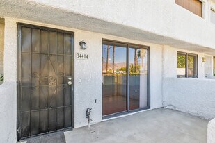 34414 Laura Way in Rancho Mirage, CA - Building Photo