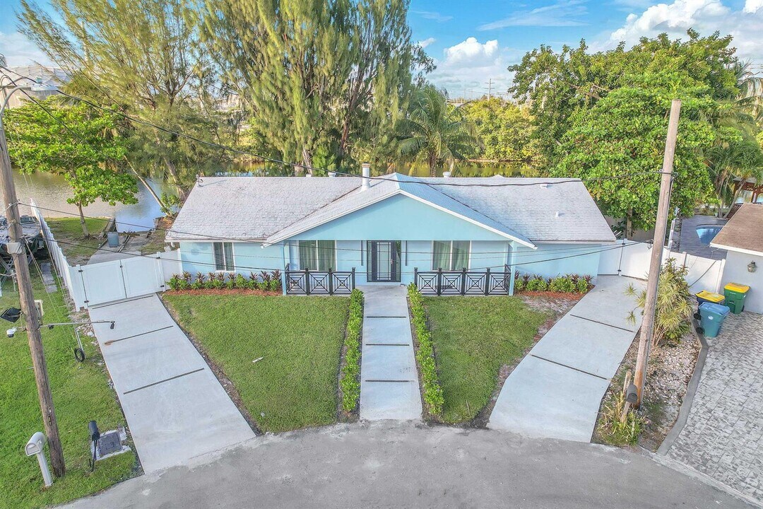 19150 SW 16th St in Pembroke Pines, FL - Foto de edificio