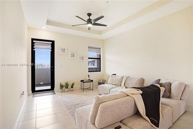 8195 NW 104th Ave in Doral, FL - Foto de edificio - Building Photo