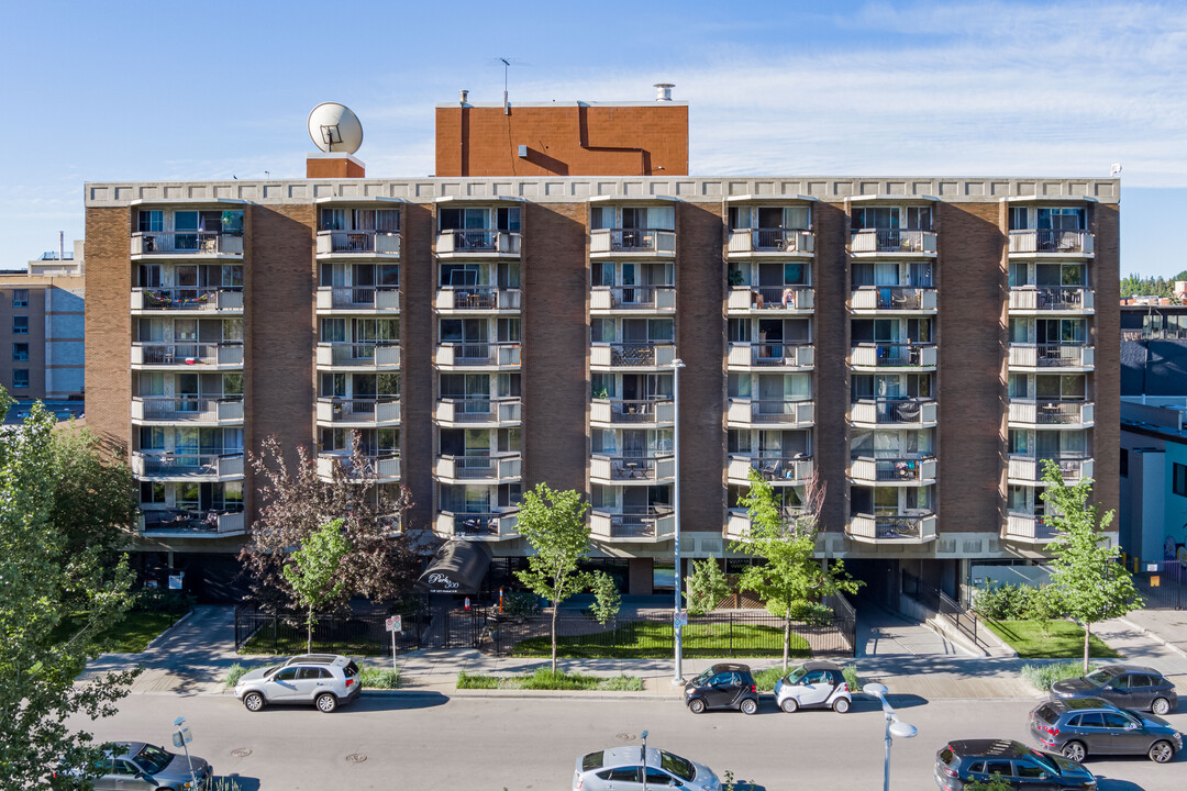 Park 300 in Calgary, AB - Building Photo