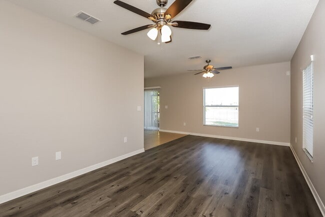 1048 Seminole Sky Dr in Ruskin, FL - Foto de edificio - Building Photo