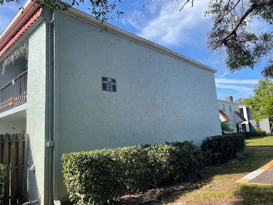 2860 Somerset Park Dr in Tampa, FL - Building Photo