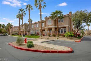 251 S Green Valley Pkwy in Henderson, NV - Building Photo