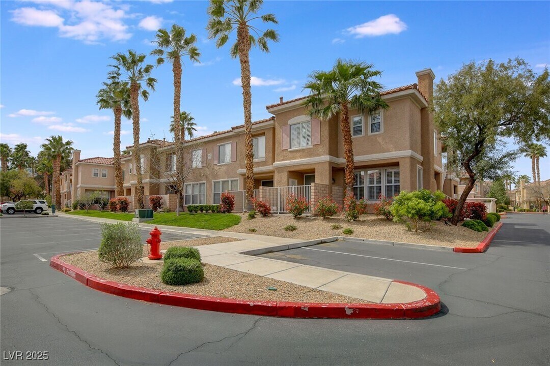 251 S Green Valley Pkwy in Henderson, NV - Building Photo