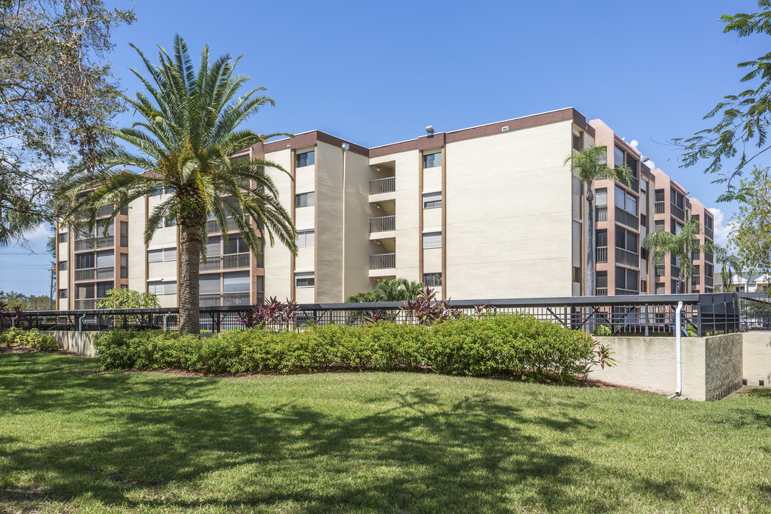 Centre Court Condominiums in Ft. Myers, FL - Building Photo