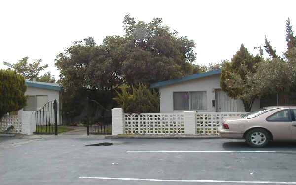 688 Indiana Ave in Brentwood, CA - Foto de edificio - Building Photo