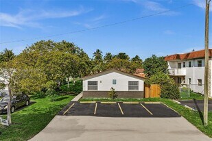 329 SW 1st Ct in Pompano Beach, FL - Building Photo