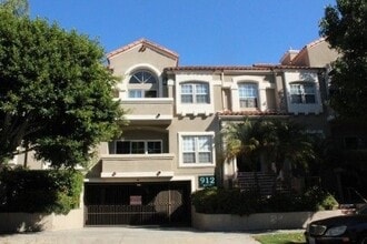 912 Croft Ave, Unit 102 in Los Angeles, CA - Building Photo - Building Photo