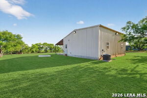 128 County Rd 2672 in Devine, TX - Building Photo - Building Photo