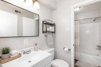 Scenic Pines Apartments in Longview, TX - Foto de edificio - Building Photo